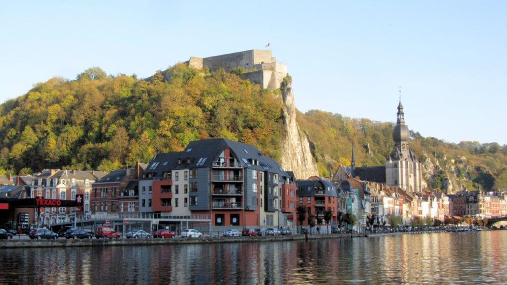 Rez commercial — bord de Meuse à Dinant