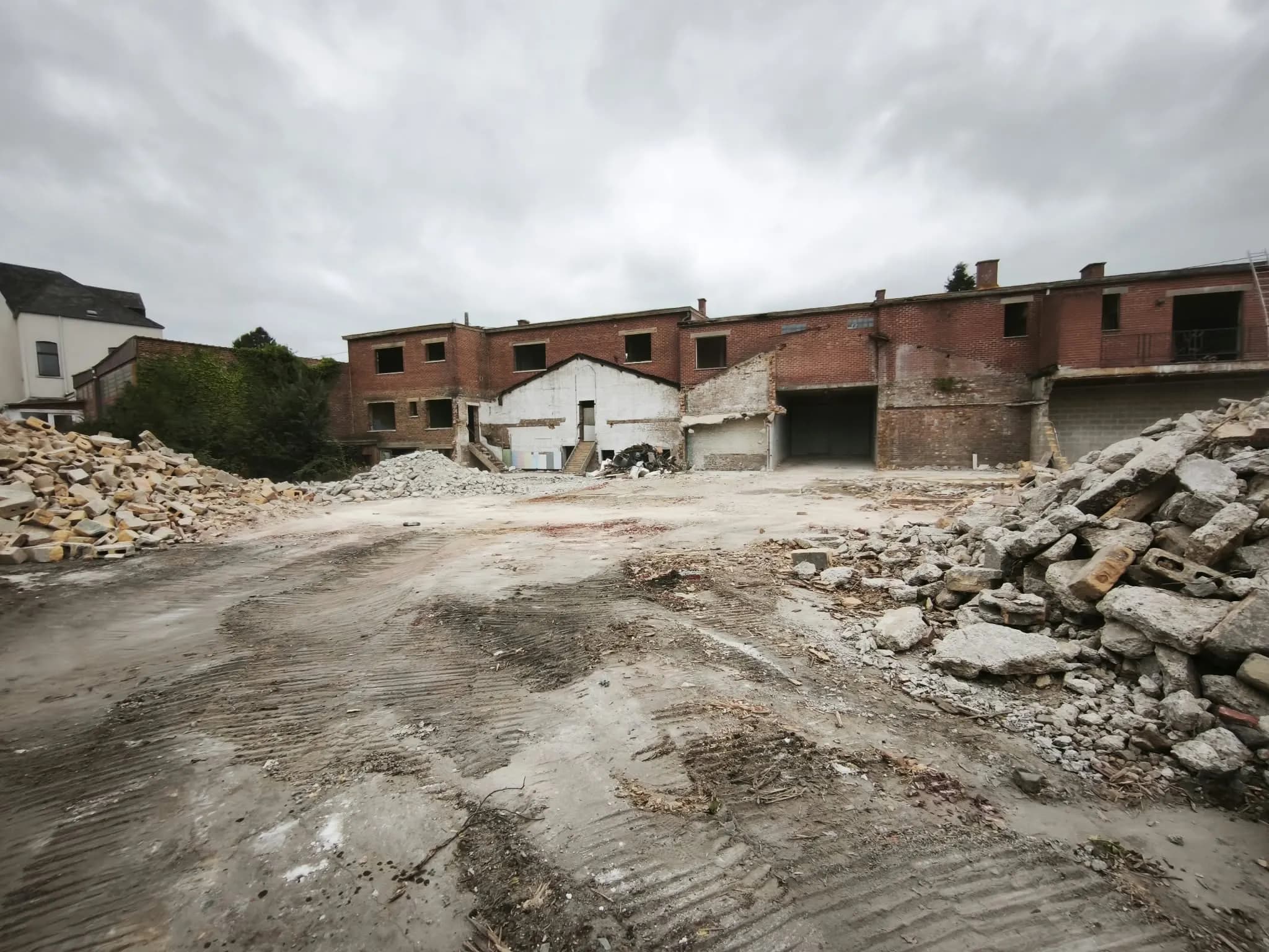 Gravats et bâtiments partiellement démolis sur le site de la Résidence des Tchats à Chapelle-lez-Herlaimont