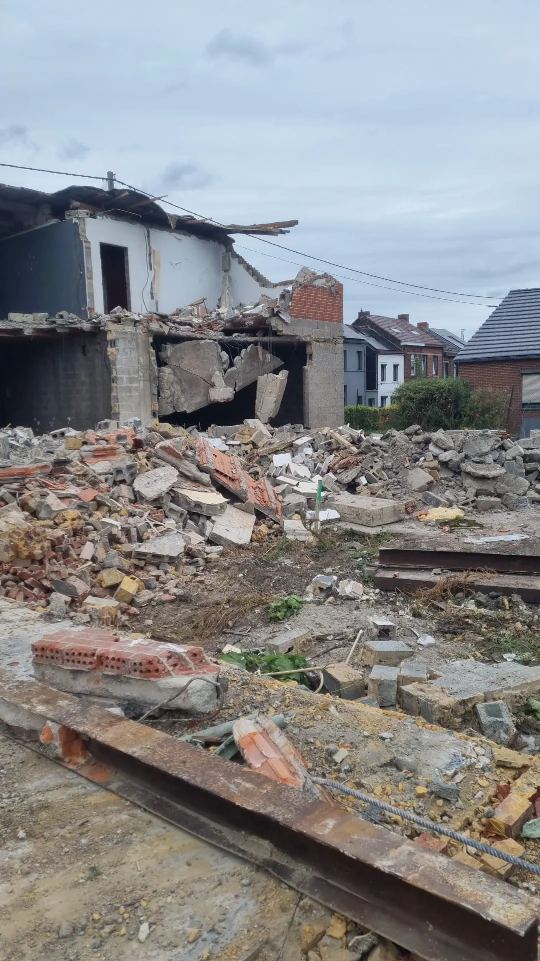 Bâtiment en cours de démolition sur le site de la Résidence des Tchats à Chapelle-lez-Herlaimont
