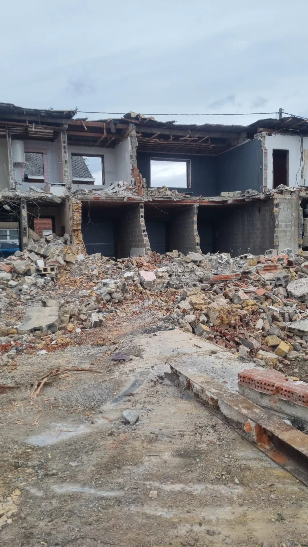 Façade ouverte pendant les travaux de démolition de la Résidence des Tchats à Chapelle-lez-Herlaimont